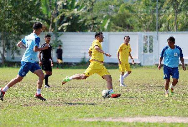 Đội bóng Báo Thanh Niên trao xe đạp, gây quỹ mua bảo hiểm y tế cho học sinh