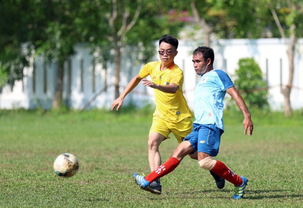 Đội bóng Báo Thanh Niên trao xe đạp, gây quỹ mua bảo hiểm y tế cho học sinh