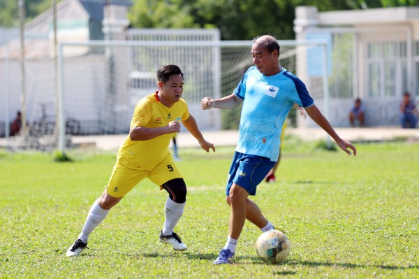 Đội bóng Báo Thanh Niên trao xe đạp, gây quỹ mua bảo hiểm y tế cho học sinh