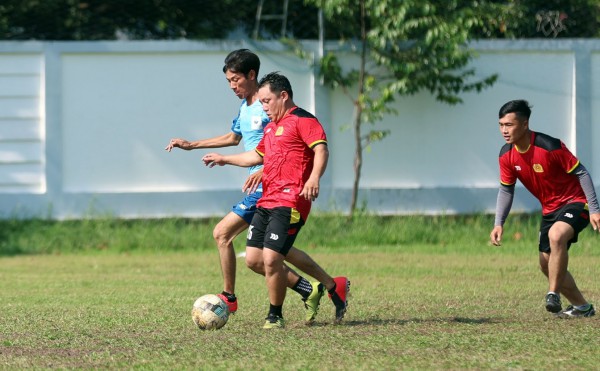 Đội bóng Báo Thanh Niên trao xe đạp, gây quỹ mua bảo hiểm y tế cho học sinh