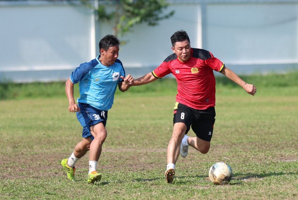 Đội bóng Báo Thanh Niên trao xe đạp, gây quỹ mua bảo hiểm y tế cho học sinh
