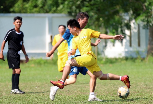 Đội bóng Báo Thanh Niên trao xe đạp, gây quỹ mua bảo hiểm y tế cho học sinh