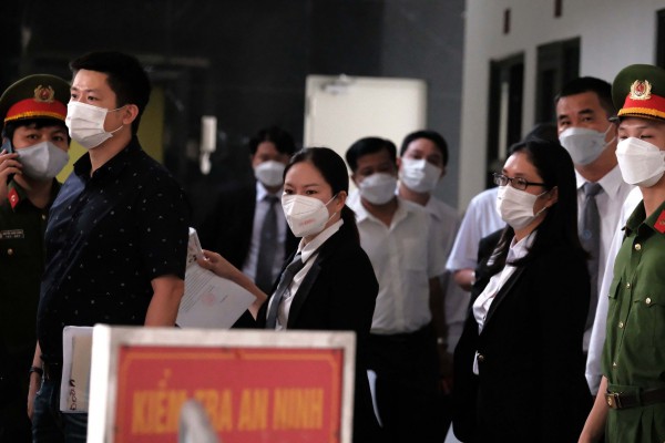 Dẫn giải dàn cựu lãnh đạo tỉnh Bình Dương tới tòa