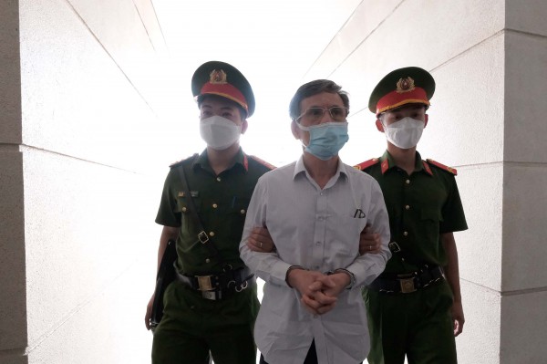 Dẫn giải dàn cựu lãnh đạo tỉnh Bình Dương tới tòa