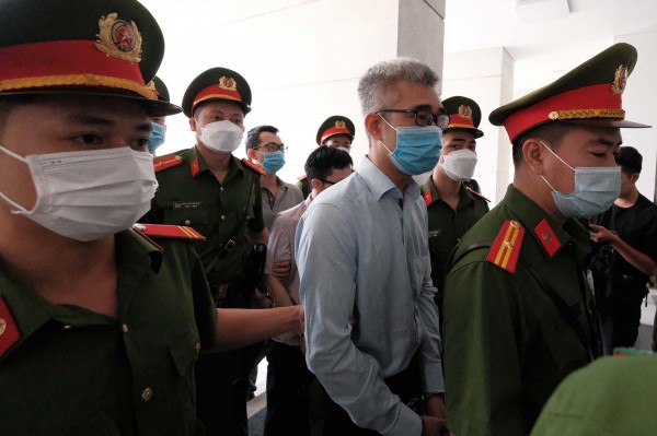Dẫn giải dàn cựu lãnh đạo tỉnh Bình Dương tới tòa