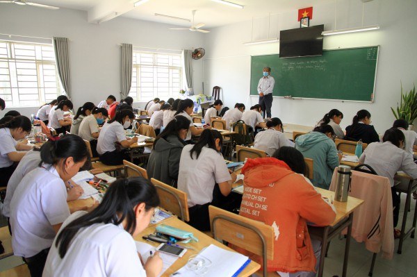 Giáo viên mầm non ra trường, ngày làm 10 tiếng nhận lương 3 triệu đồng/tháng