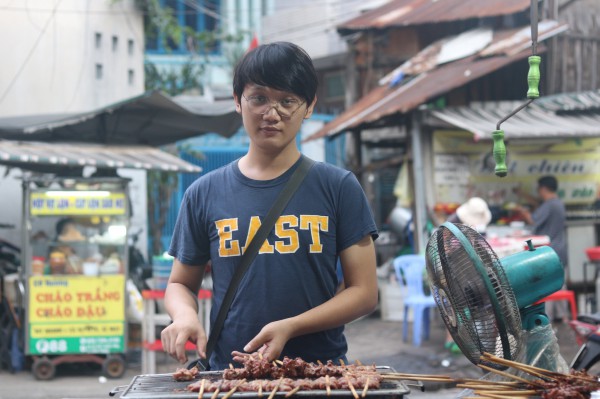 Mẹ vỡ nợ, chàng trai 