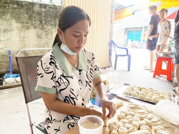 Quán bánh bao chiên 30 năm giữa TP.HCM, con gái phụ mẹ sáng tạo món mới