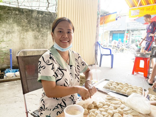 Quán bánh bao chiên 30 năm giữa TP.HCM, con gái phụ mẹ sáng tạo món mới