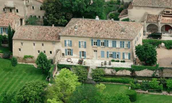 Angelina Jolie tiết lộ là nguyên đơn trong vụ kiện FBI về chuyện Brad Pitt hành hung Angelina Jolie tiết lộ là nguyên đơn trong vụ kiện FBI về chuyện Brad Pitt hành hung