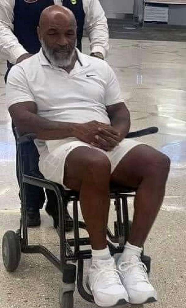 Mike Tyson bỗng nhiên yếu ớt và di chuyển bằng xe lăn