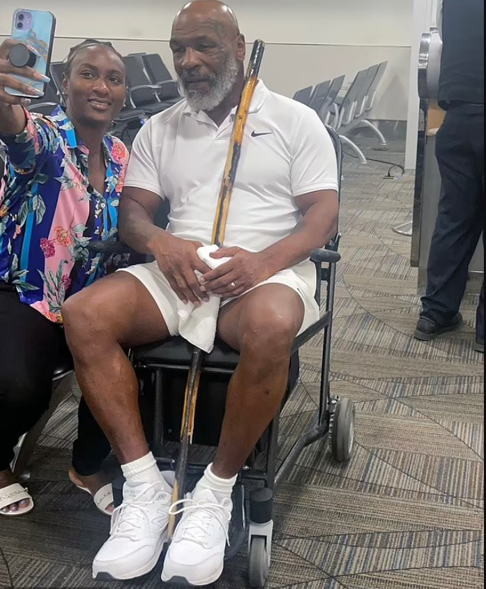 Mike Tyson tiều tụy ngồi xe lăn