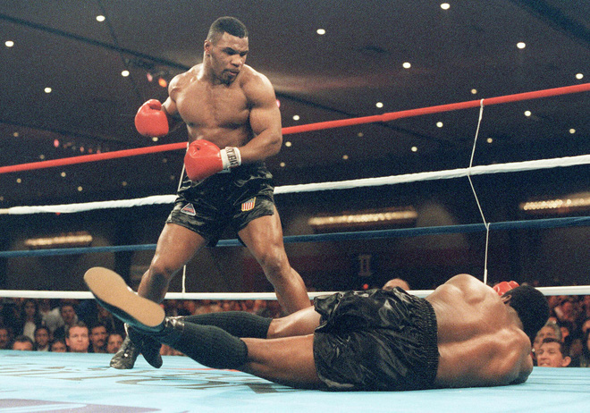 Mike Tyson tiều tụy ngồi xe lăn