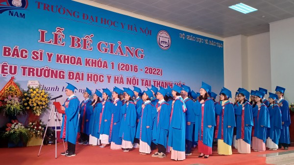 Tân bác sĩ 24 tuổi vừa phát biểu vừa khóc trong lễ bế giảng