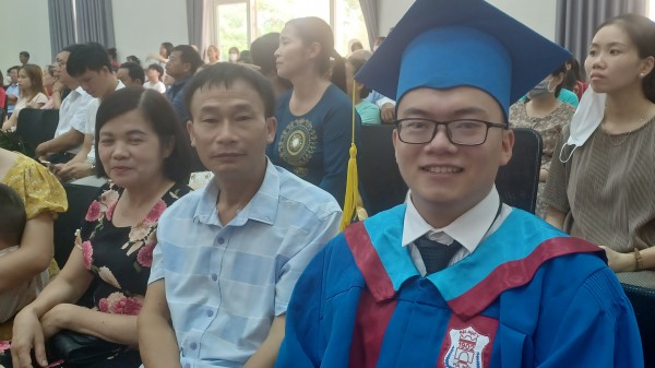 Tân bác sĩ 24 tuổi vừa phát biểu vừa khóc trong lễ bế giảng