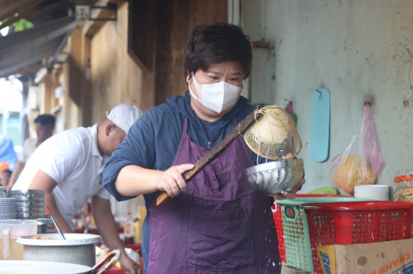 Món ngon Q.8, TP.HCM: Hủ tiếu gà hơn 40 năm, khách mê da gà giòn sần sật