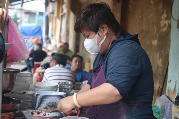 Món ngon Q.8, TP.HCM: Hủ tiếu gà hơn 40 năm, khách mê da gà giòn sần sật