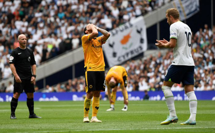 Harry Kane phá kỷ lục khủng, Tottenham tạm chiếm ngôi đầu