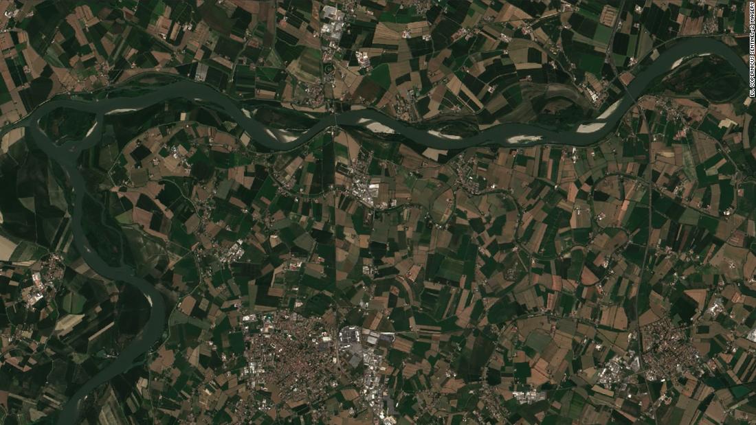 Ảnh từ vệ tinh: Các con sông trên thế giới đang khô cạn vì thời tiết khắc nghiệt - Ảnh 7. Ảnh từ vệ tinh: Các con sông trên thế giới đang khô cạn vì thời tiết khắc nghiệt - Ảnh 7.