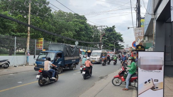 TP.HCM: Ớn lạnh hình ảnh tài xế xe ben cầm mã tấu chém xe ba gác máy