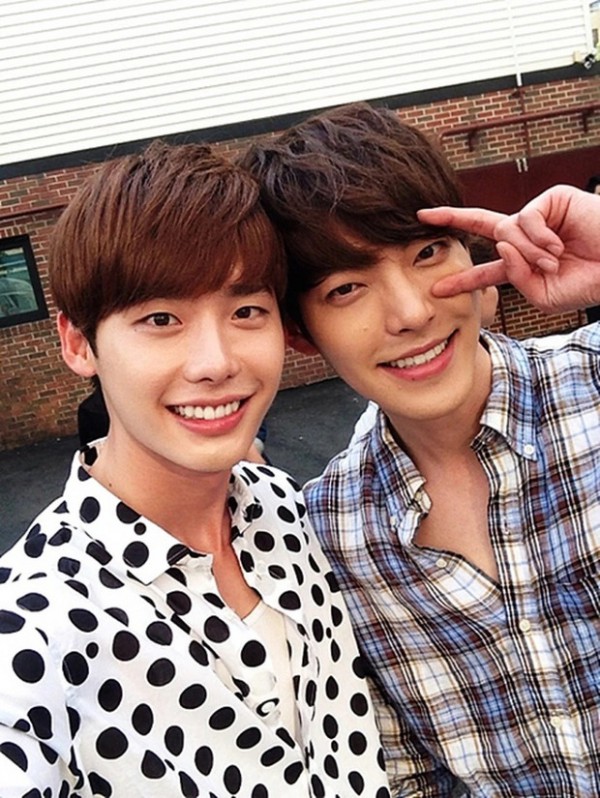 Lee Jong Suk có duyên với 5 mỹ nhân Hàn, nhưng bạn thân Kim Woo Bin mới là người đặc biệt