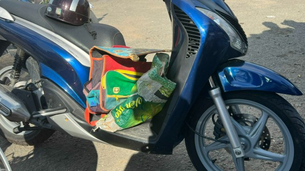 TP.HCM: Leo lên trụ điện cắt dây điện, một người đàn ông bị điện giật nguy kịch