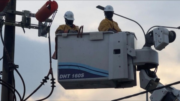 TP.HCM: Leo lên trụ điện cắt dây điện, một người đàn ông bị điện giật nguy kịch