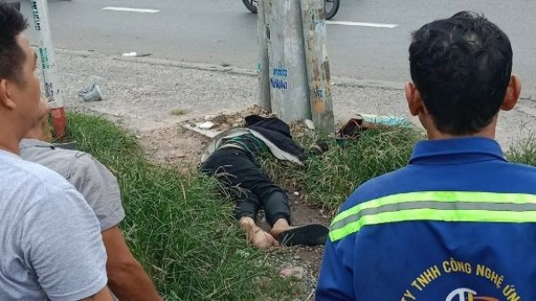 TP.HCM: Leo lên trụ điện cắt dây điện, một người đàn ông bị điện giật nguy kịch