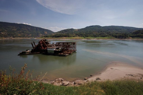 Hạn hán kỷ lục ở Trung Quốc, cô dâu – chú rể chụp ảnh cưới dưới đáy sông