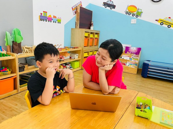 Học sinh lớp 1 tựu trường: Ba mẹ cùng con chống 