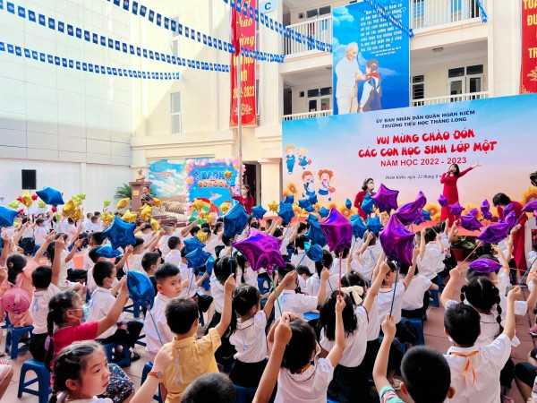 Học sinh bắt đầu tựu trường năm học mới