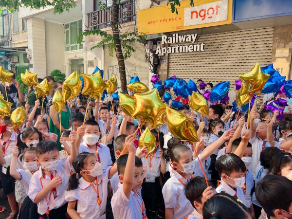 Học sinh bắt đầu tựu trường năm học mới
