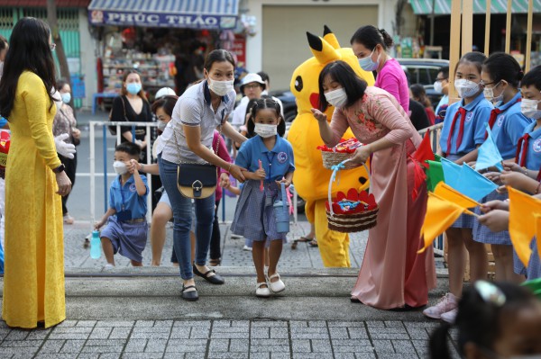 Học sinh lớp 1 vui tươi trong ngày tựu trường