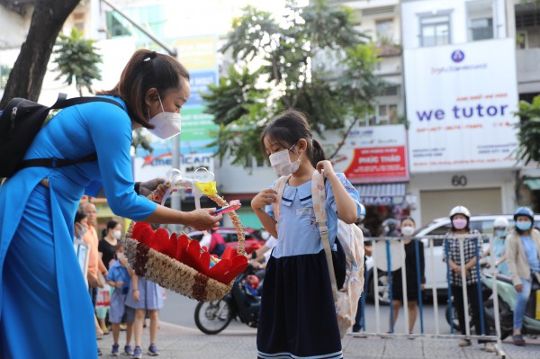Học sinh lớp 1 vui tươi trong ngày tựu trường