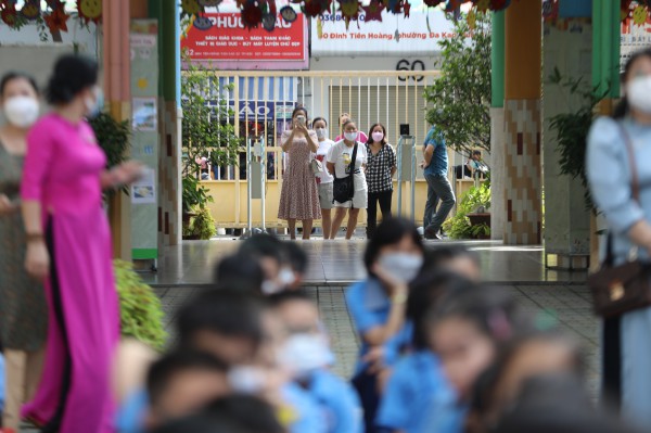 Học sinh lớp 1 vui tươi trong ngày tựu trường