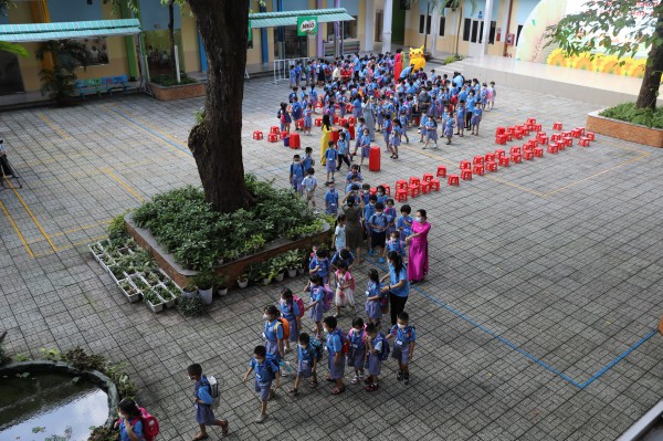 Học sinh lớp 1 vui tươi trong ngày tựu trường