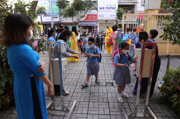 Học sinh lớp 1 vui tươi trong ngày tựu trường