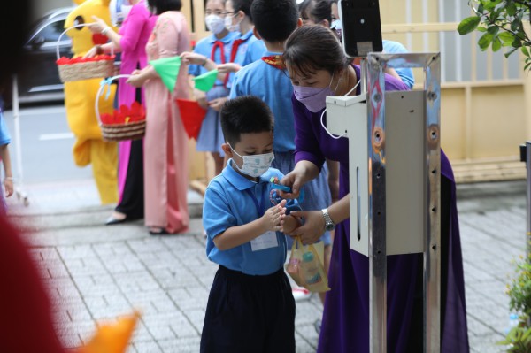 Học sinh lớp 1 vui tươi trong ngày tựu trường