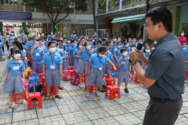 Học sinh lớp 1 vui tươi trong ngày tựu trường