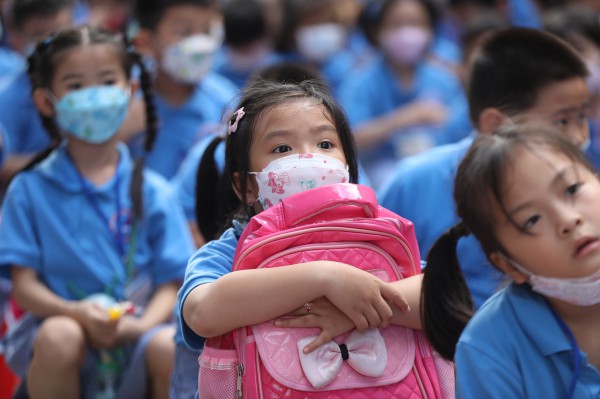 Học sinh lớp 1 vui tươi trong ngày tựu trường