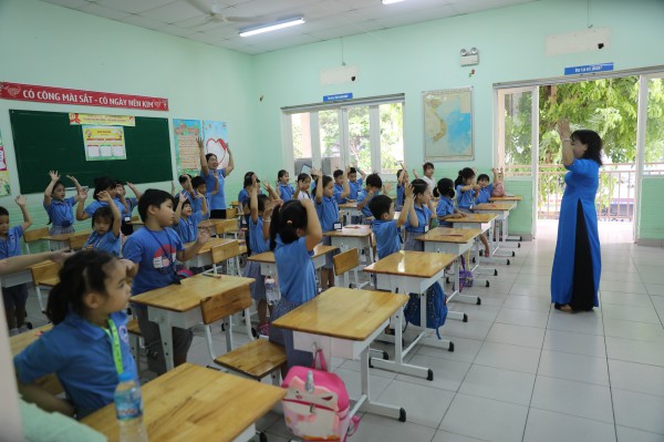 Học sinh lớp 1 vui tươi trong ngày tựu trường