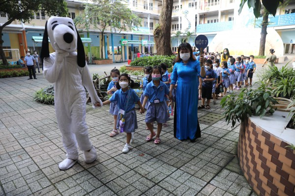 Học sinh lớp 1 vui tươi trong ngày tựu trường