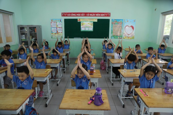 Học sinh lớp 1 vui tươi trong ngày tựu trường