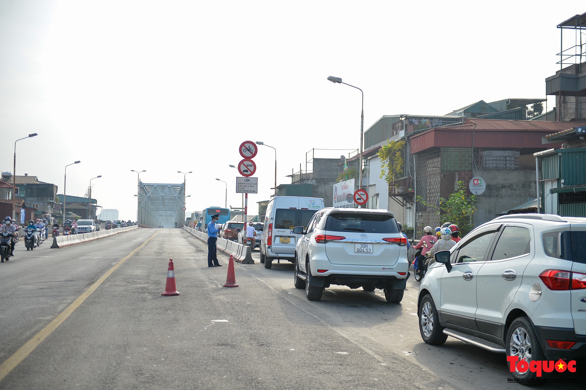 Hà Nội: Va chạm liên hoàn trên cầu Chương Dương, nhiều tuyến đường ùn tắc nghiêm trọng - Ảnh 4.