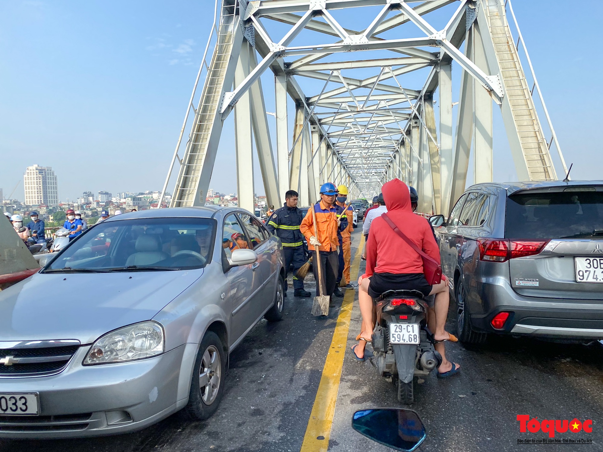 Hà Nội: Va chạm liên hoàn trên cầu Chương Dương, nhiều tuyến đường ùn tắc nghiêm trọng - Ảnh 5.