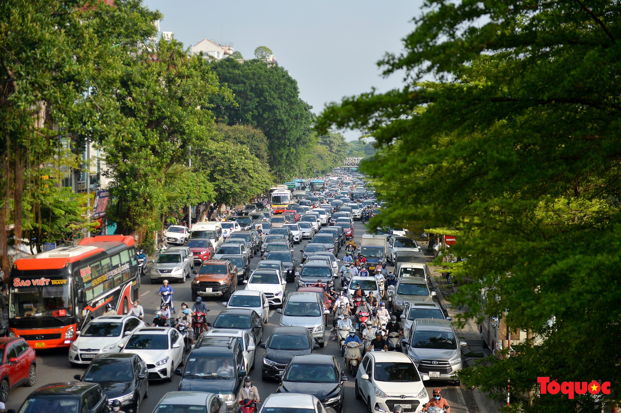 Hà Nội: Va chạm liên hoàn trên cầu Chương Dương, nhiều tuyến đường ùn tắc nghiêm trọng - Ảnh 6.