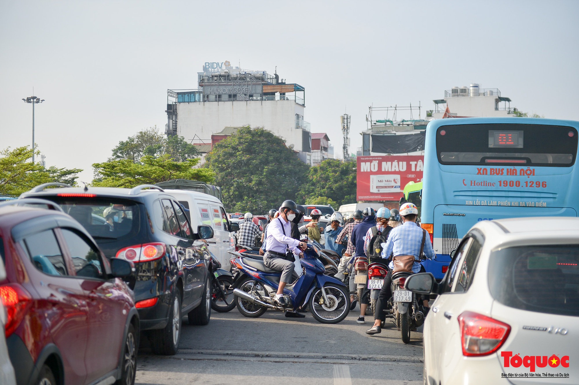 Hà Nội: Va chạm liên hoàn trên cầu Chương Dương, nhiều tuyến đường ùn tắc nghiêm trọng - Ảnh 8.