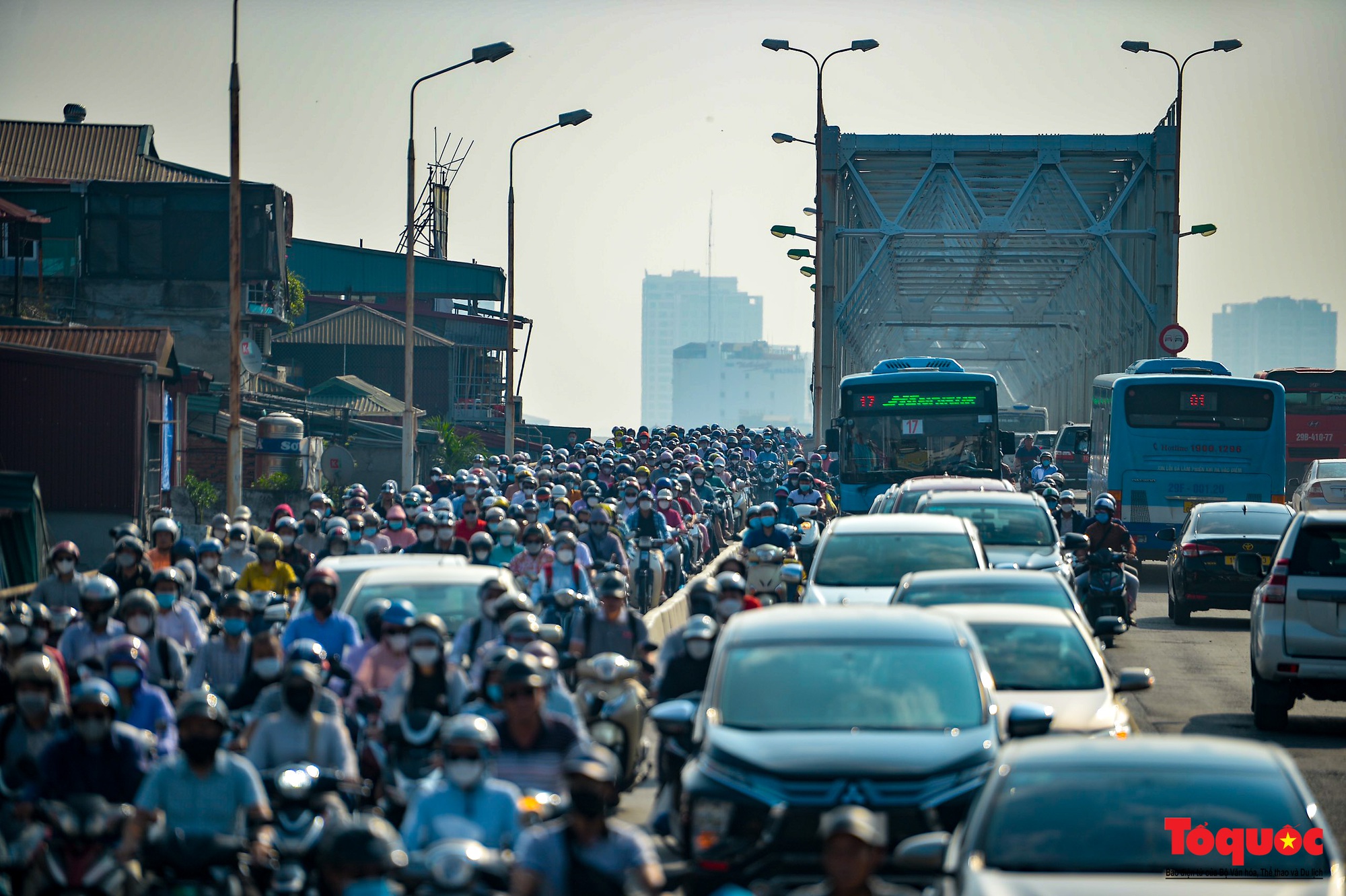 Hà Nội: Va chạm liên hoàn trên cầu Chương Dương, nhiều tuyến đường ùn tắc nghiêm trọng - Ảnh 9.