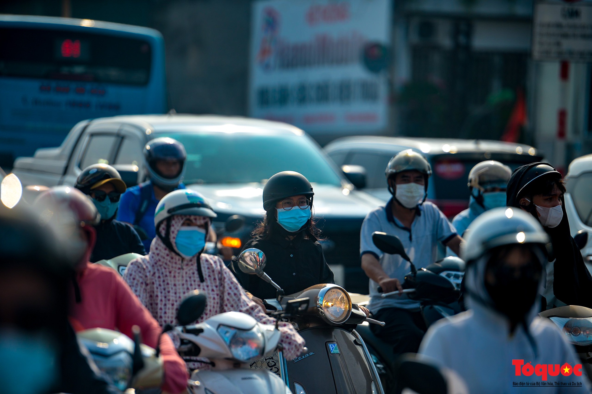 Hà Nội: Va chạm liên hoàn trên cầu Chương Dương, nhiều tuyến đường ùn tắc nghiêm trọng - Ảnh 11.