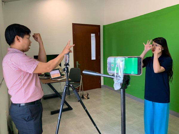 Phiên dịch ngôn ngữ ký hiệu: nghề hiếm người theo Phiên dịch ngôn ngữ ký hiệu: nghề hiếm người theo